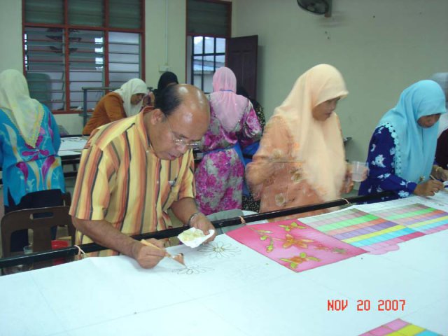 Sebahagian peserta bengkel bimbingan seni batik di Juru 19-23 Nov. 2007 .